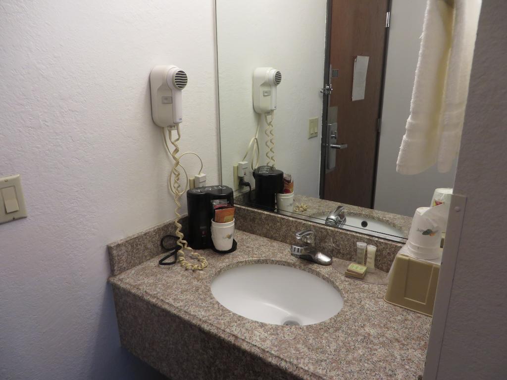 Super 8 By Wyndham Dixon Motel Rom bilde